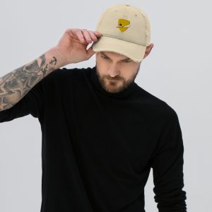Gorra desgastada color beige con escudo dorado
